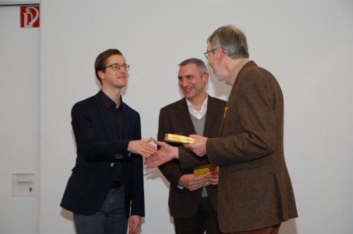 Superintendent Hansjörg Lein dankt Philipp Reichel (links)