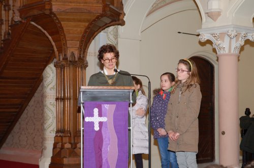 Die Evangelische Religionslehrerin Doris Arnold liest eine Geschichte vor
