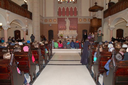 In der Lutherkirche wird der Abschluss des Tags mit einer Segnung gefeiert.
