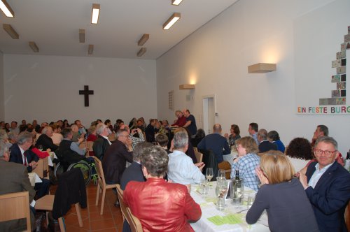 Den Gewinn mit der Gemeinde teilen? Niemals! Das Publikum lauscht gespannt, wie Kurator und Schatzmeister gemeinsame Sache machen