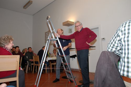 Schatzmeister und Kurator (rechts) müssen ein Banner für den Reformationstag an der Kirche anbringen