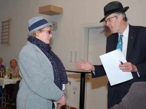 Frau Pfaffenbichler betritt die Kirche