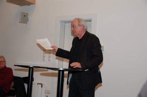 Bischof Michael Bünker erklärt die Spenden-Aktion und lädt ein, je Tisch eine/n Möder/in zu bestimmen