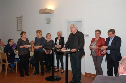 Bischof Michael Bünker erklärt die Spenden-Aktion und lädt ein, je Tisch eine/n Möder/in zu bestimmen