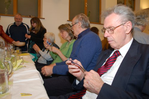 Ein Los gab es für jeden Gast. Alt-Superintendent Werner Horn (rechts) inspiziert sein Los.