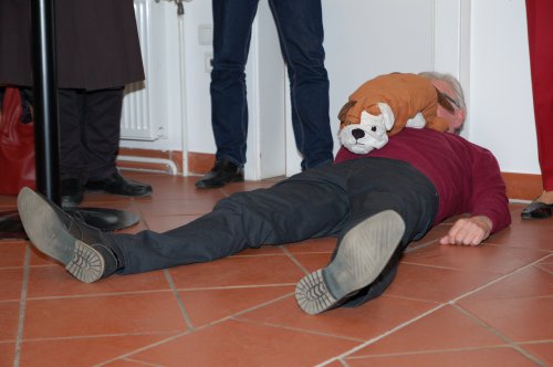 Der (tote) Kurator mit Hund Fanny