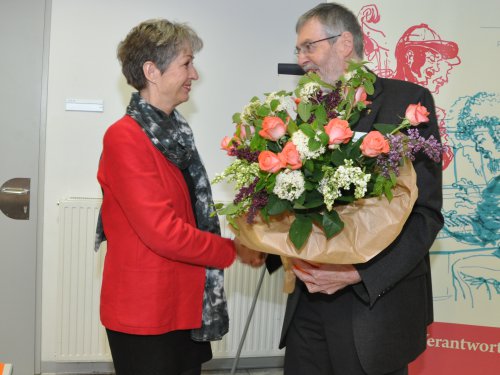 Superintendent Hansjörg Lein bedankt sich bei Gisela Ebmer für Ihr Engagement