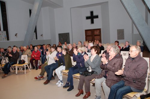Die über 50 Zuhörenden sind begeistert. Im Wiener Dialekt wirken die G´schichten noch intimer.
