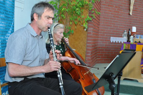Gerlinde Horn am Cello und Christian Hochmeister an der Klarinette spielen Musik aus der Zeit des Reformators