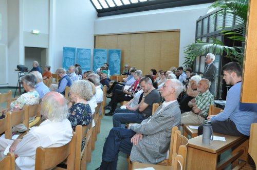Das Publikum lauscht gespannt