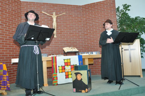 Pfarrer Moritz Stroh (links) und Pfarrer Martin Vogel lesen &quot;Luther &amp; Co&quot;