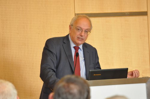 Bischof Michael Bünker spricht sein Grußwort.