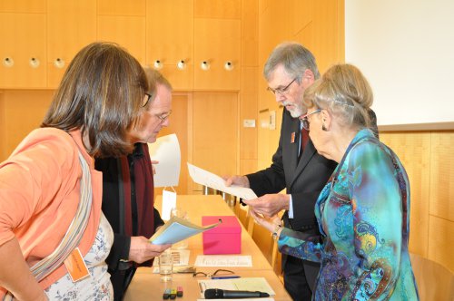 Viel Arbeit hatten an dem Tag die Stimmauszähler*innen - die hier das Ergebnis an den Superintendenten melden.