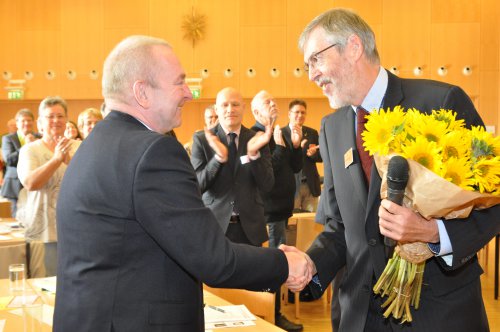 Hansjörg Lein (rechts) bedankt sich bei Hermann Lenzenweger.