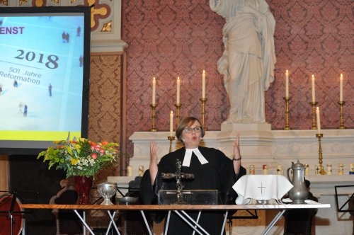 Pfarrerin Elke Kunert begrüßt die Gottesdienstbesucher*innen