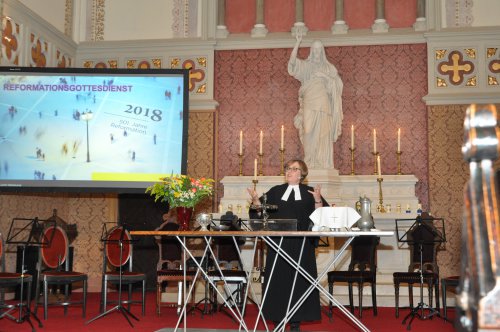 Pfarrerin Elke Kunert begrüßt die Gottesdienstbesucher*innen