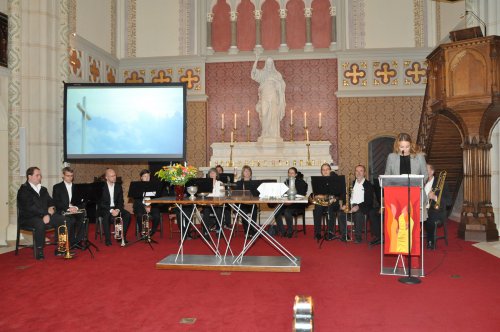 Vikarin Julia Schnizlein liest aus dem Paulusbrief, im Hintergrund ist &quot;Ökumenobrass&quot; spielbereit.