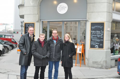 Erste Gruppenarbeit: &quot;Zuhören&quot; im Zweierteam - und unterwegs ein Foto mit einem anderen Zweierteam.