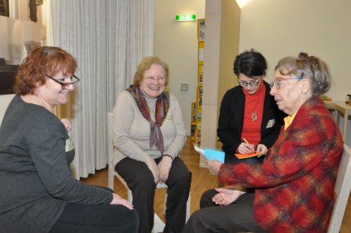 In Vierergruppen werden Werbeslogans erarbeitet