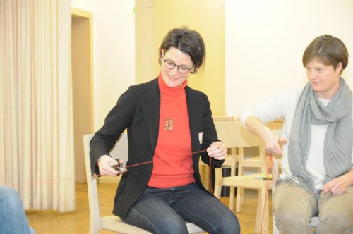 Commitment: Jede und jeder schneidet für sich einen Teil des roten Prozess-Fadens ab.