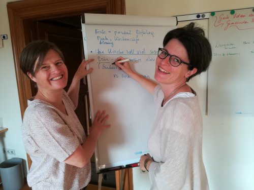 Die Innovationstrainerinnen Elisabeth Reindl und Christine Newald (rechts)