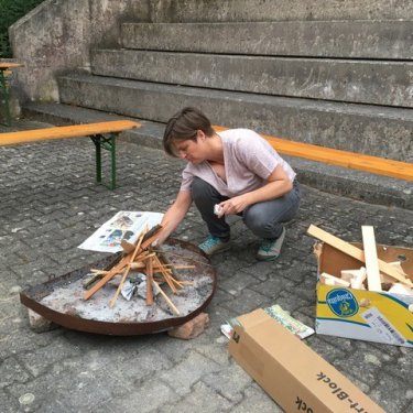 Der Freitagabend klingt am Lagerfeuer aus