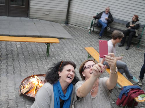 Der Freitagabend klingt am Lagerfeuer aus