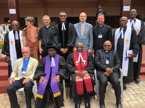 Nach dem Eröffnungsgottesdienst - Foto mit Rev. Nyampong (Synod Clerk) und Rev. Abbey (acting Moderator)