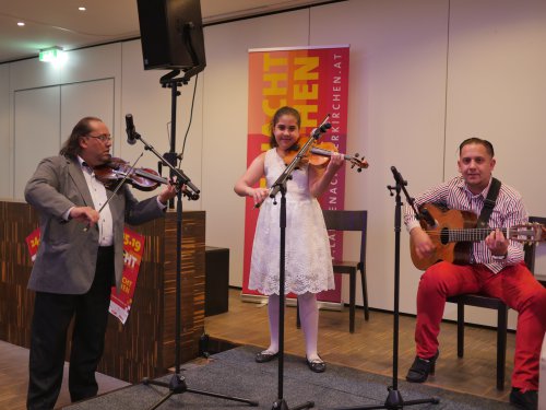 Robi und Vivien Lakatos an der Geige, Karcsi Berki an der Gitarre.