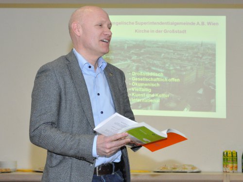 Superintendent Matthias Geist hält eine kurze Andacht zur Tageslosung.