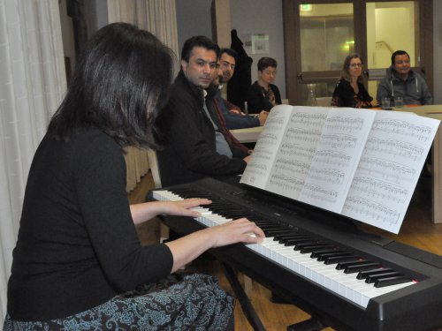 Diözesankantorin Yasuko Yamamoto am E-Piano