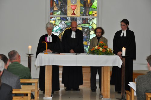 Das Team der Wiener Gefängnisseelsorge: Christine Hubka (links), Simon Konttas (zweiter von rechts) und Daniela Schwimbersky (rechts) spricht mit dem niederösterreichischen Gefängnisseelsorger Markus Fellinger die Fürbitten. Foto: JA Josefstadt