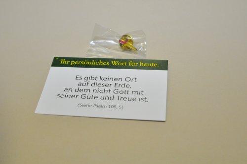 Ein Bibelwort und eine Anstecknadel mit dem Evangelischen &quot;Kirchenkreuz&quot; erwartete jeden Gast.