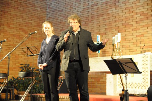 Pfarrerin Angelika Petritsch und Pfarrer Hans-Jürgen Deml begrüßen die Gäste