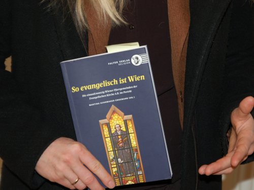 Das Buch-Cover zeigt ein Kirchenfenster der Kreuzkirche in Wien-Hietzing, auf dem Martin Luther zu sehen ist.