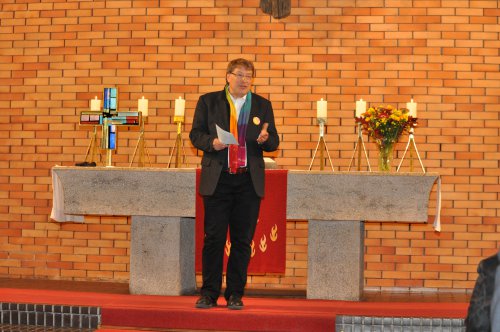 Pfarrer Hans-Jürgen Deml begrüßt die Gäste