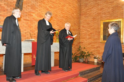^Hansjörg Lein, Karl Schiefermair und Johannes Wittich (v.l.n.r.) entpflichten Gisela Ember