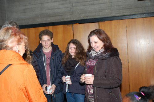 Inge Troch überreicht ein Dankeschön an Lehrerin Elisabeth Schneider und deren Schüler