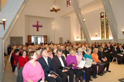 Volle Sesselreihen in der neugestalteten Johanneskirche