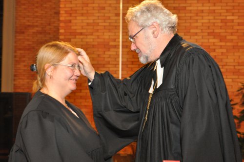 Oberkirchenrat Karl Schiefermair segnet Katja Eichler