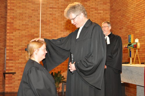 Oberkirchenrat Johannes Wittich segnet Katja Eichler