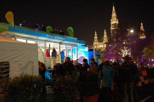 Tolle Kulisse: Das &quot;Geschichtenmobil&quot; am Freitagabend vor dem beleuteten Rathaus