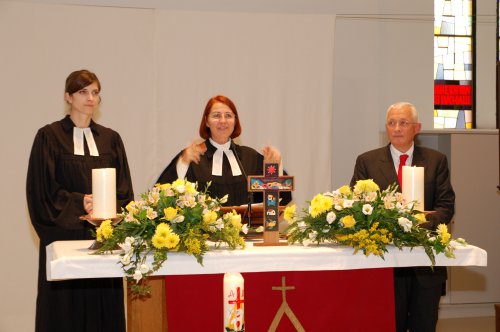Pfarrerin Helene Lechner, Pfarrerin Gabriele Lang-Czedik und Kurator Christian Kikuta bedanken sich bei allen Helferinnen und Helfern