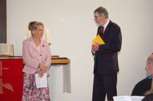 Superintendentialkuratoin Inge Troch und Superintendent Hansjörg Lein halten ein gemeinsames Grußwort.