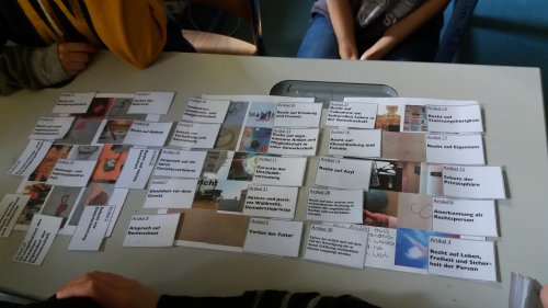 Zu den einzelnen Grundrechten sind Bilder daneben gelegt - zusammen ergibt jedes Paar aus Gesetz und Bild ein Memorypaar 