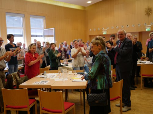 Standing Ovation als Dankeschön für Inge Trochs langjährigen, ehrenamtlichen Dienst.