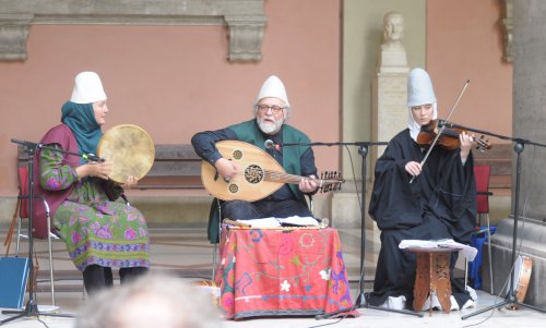 Das Ensemble Rahmi Oruc Tekke.