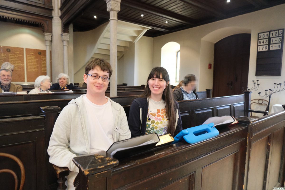 Chiara und Felix beim Autismusfreundlichen Gottesdienst