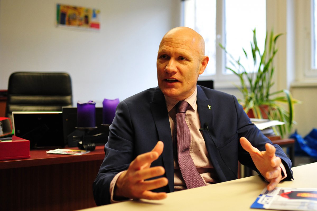 Superintendent Matthias Geist plädiert für eine überparteiliche und überkonfessionelle Plattform, die eine neue Kultur der Sorgfalt entwickelt. Foto: epd/Uschmann Superintendent Matthias Geist spricht und gestikuliert: Er plädiert für eine überparteiliche und überkonfessionelle Plattform, die eine neue Kultur der Sorgfalt entwickelt. Foto: epd/Uschmann