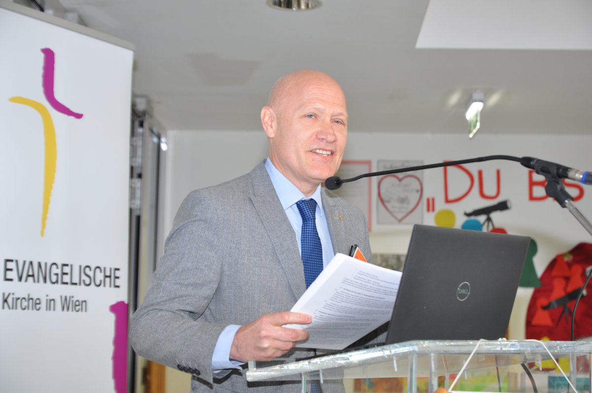 Matthias Geist informiert auf der Superintendentialversammlung die Delegierten. Foto: Evang. Kirche Wien/Gratzer Matthias Geist informiert auf der Superintendentialversammlung die Delegierten. Foto: Evang. Kirche Wien/Gratzer